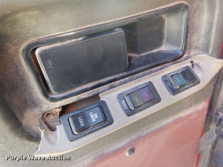 image for item KO9989 2002 International 9200i  semi truck