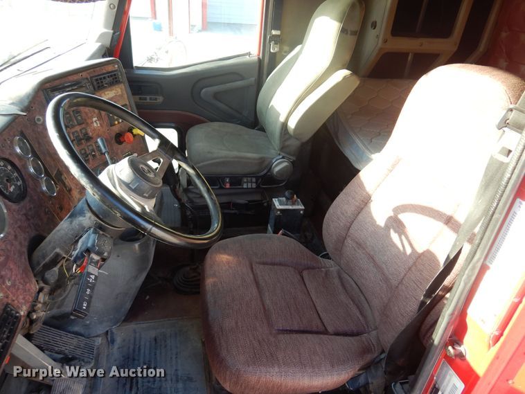 image for item KO9989 2002 International 9200i  semi truck