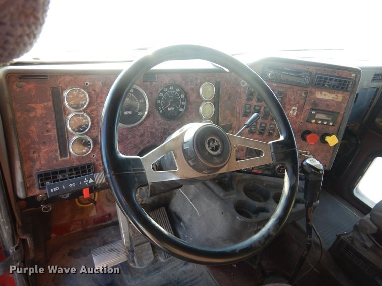 image for item KO9989 2002 International 9200i  semi truck