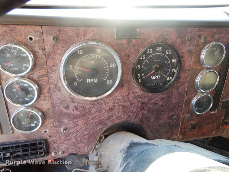 image for item KO9989 2002 International 9200i  semi truck