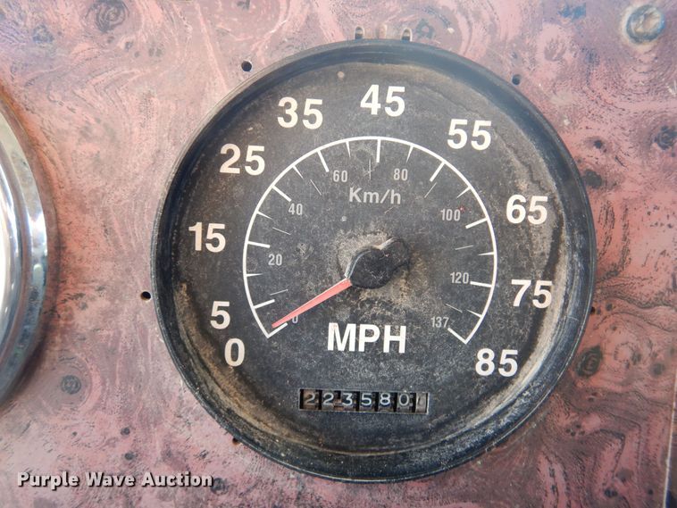 image for item KO9989 2002 International 9200i  semi truck