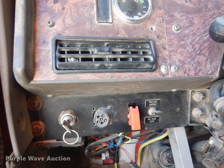 image for item KO9989 2002 International 9200i  semi truck