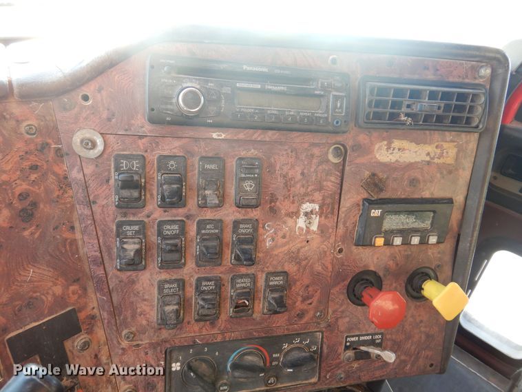 image for item KO9989 2002 International 9200i  semi truck