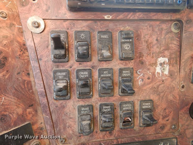 image for item KO9989 2002 International 9200i  semi truck