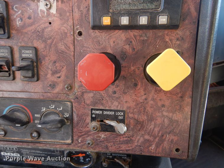 image for item KO9989 2002 International 9200i  semi truck