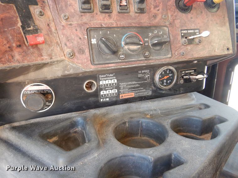 image for item KO9989 2002 International 9200i  semi truck