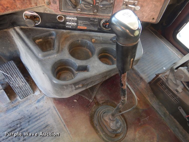 image for item KO9989 2002 International 9200i  semi truck