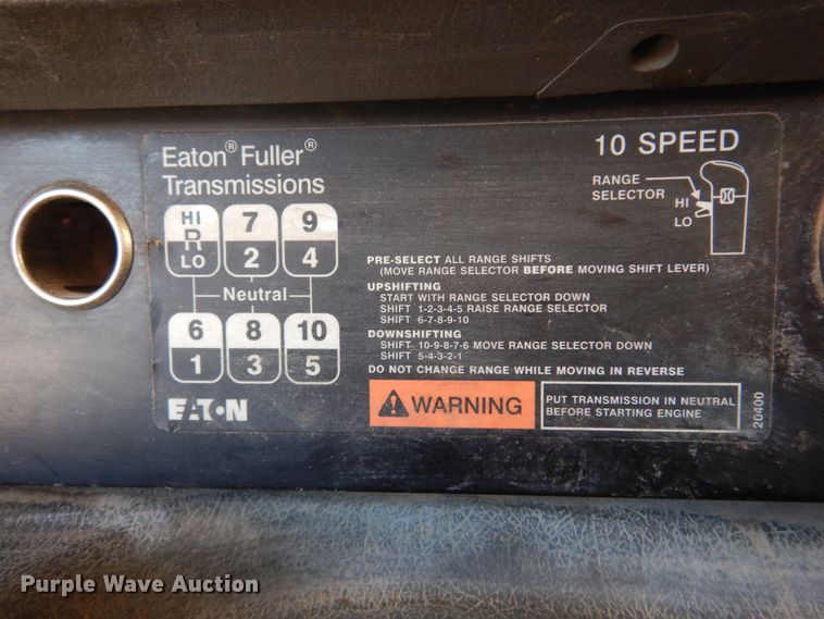 image for item KO9989 2002 International 9200i  semi truck