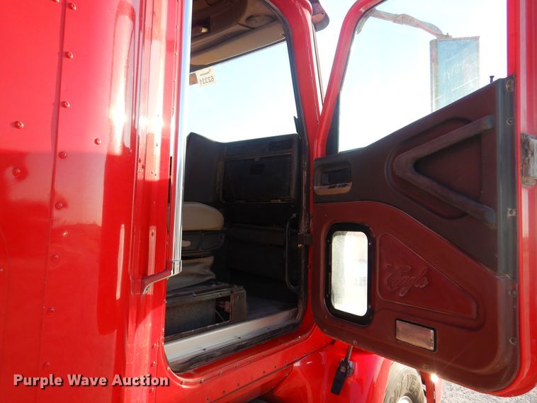 image for item KO9989 2002 International 9200i  semi truck