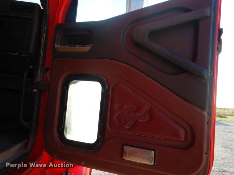 image for item KO9989 2002 International 9200i  semi truck