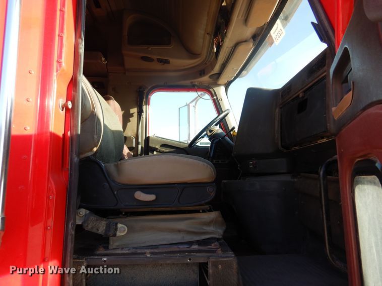 image for item KO9989 2002 International 9200i  semi truck