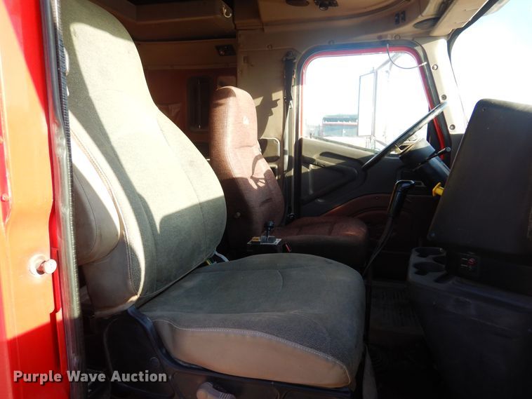 image for item KO9989 2002 International 9200i  semi truck