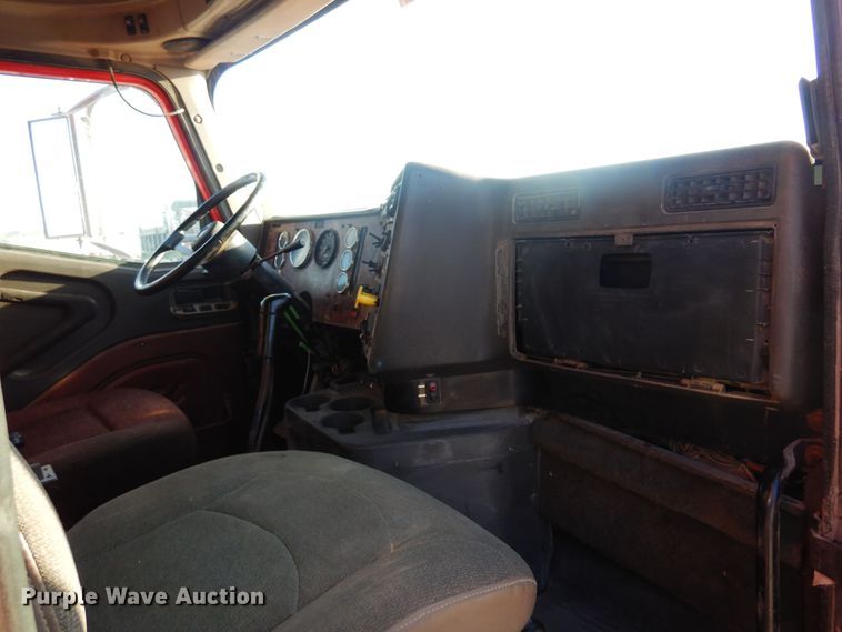 image for item KO9989 2002 International 9200i  semi truck