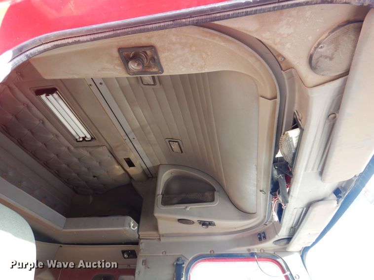 image for item KO9989 2002 International 9200i  semi truck