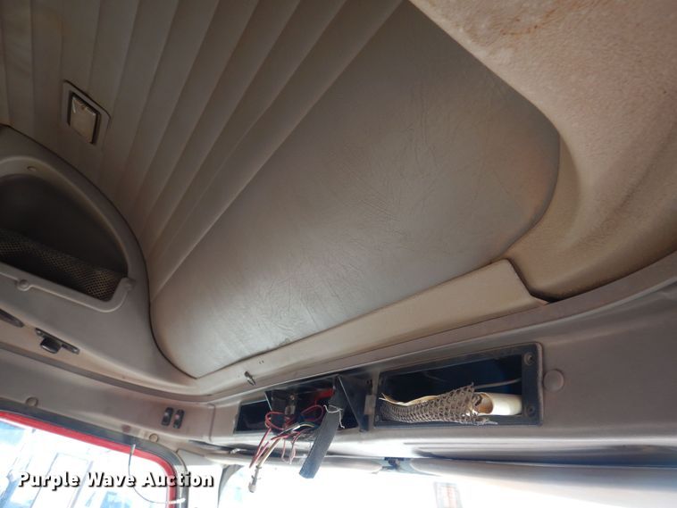 image for item KO9989 2002 International 9200i  semi truck