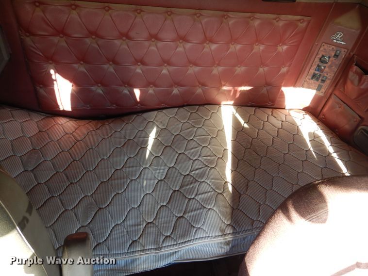 image for item KO9989 2002 International 9200i  semi truck