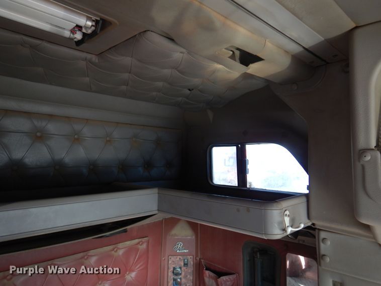 image for item KO9989 2002 International 9200i  semi truck