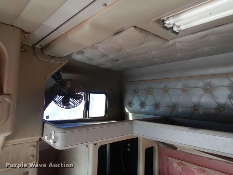 image for item KO9989 2002 International 9200i  semi truck