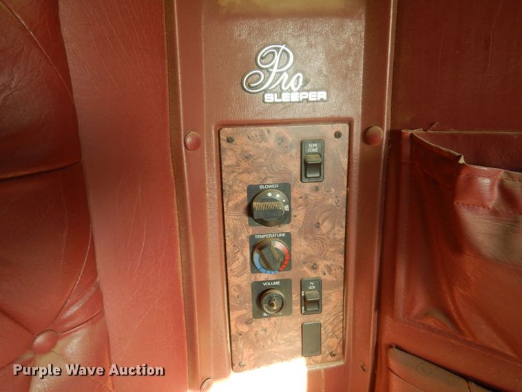 image for item KO9989 2002 International 9200i  semi truck