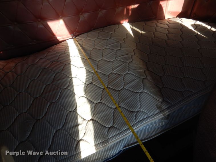 image for item KO9989 2002 International 9200i  semi truck