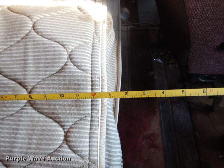 image for item KO9989 2002 International 9200i  semi truck