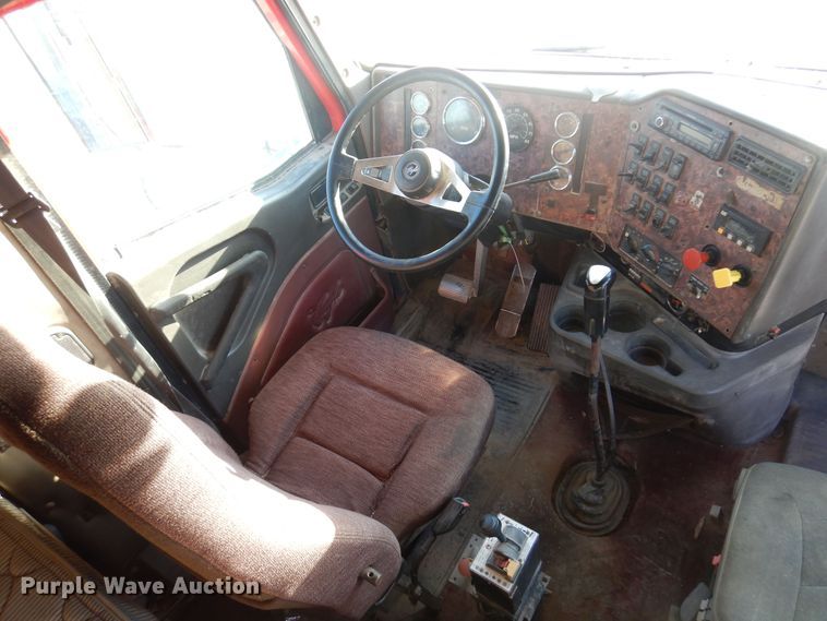 image for item KO9989 2002 International 9200i  semi truck