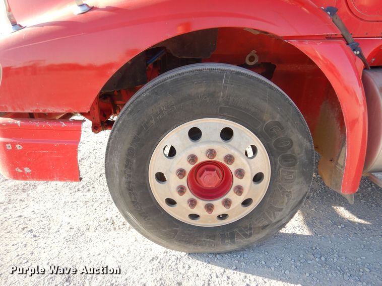 image for item KO9989 2002 International 9200i  semi truck