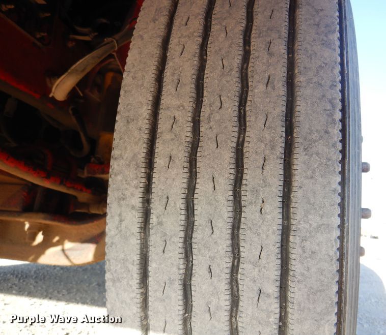 image for item KO9989 2002 International 9200i  semi truck