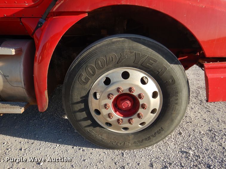 image for item KO9989 2002 International 9200i  semi truck