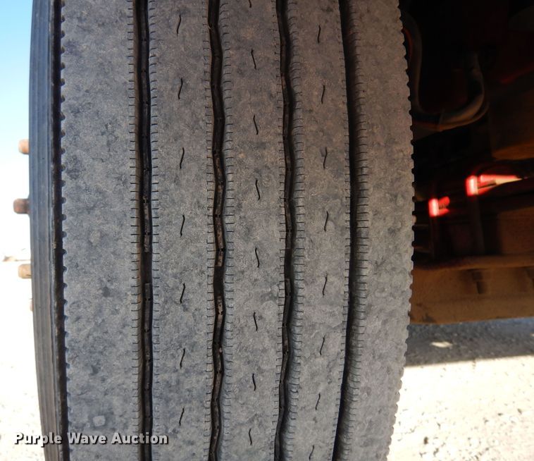 image for item KO9989 2002 International 9200i  semi truck