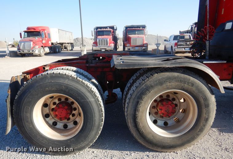 image for item KO9989 2002 International 9200i  semi truck