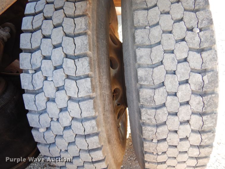 image for item KO9989 2002 International 9200i  semi truck