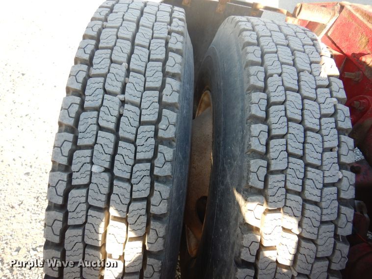 image for item KO9989 2002 International 9200i  semi truck