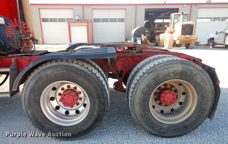 image for item KO9989 2002 International 9200i  semi truck