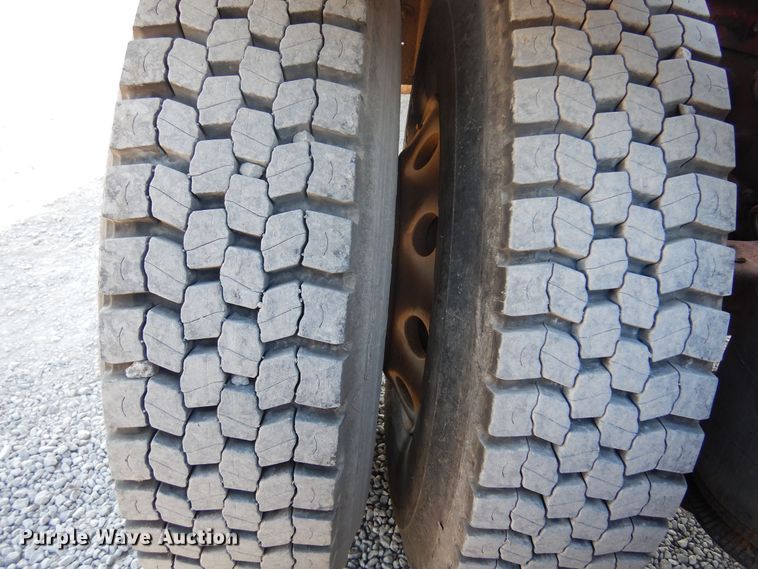 image for item KO9989 2002 International 9200i  semi truck