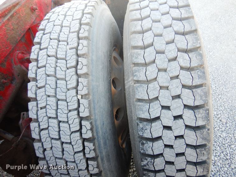 image for item KO9989 2002 International 9200i  semi truck