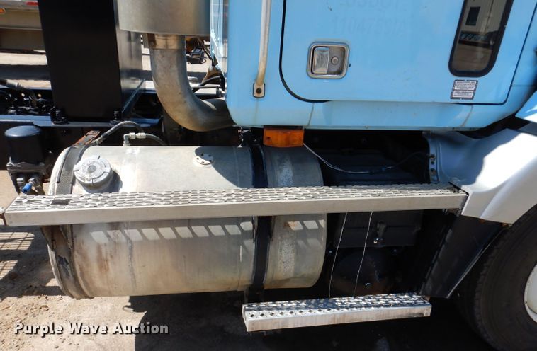 image for item KP9296 1998 Mack CH613  semi truck