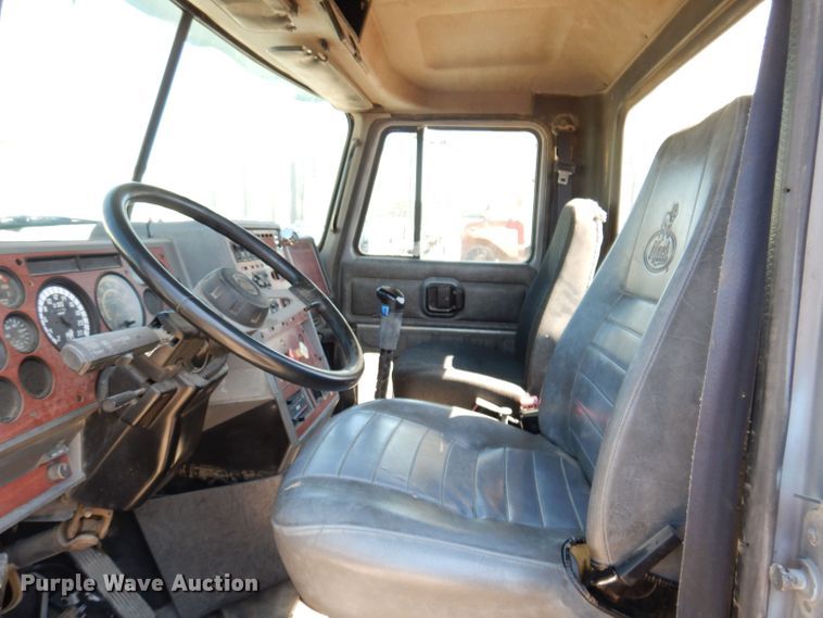 image for item KP9296 1998 Mack CH613  semi truck