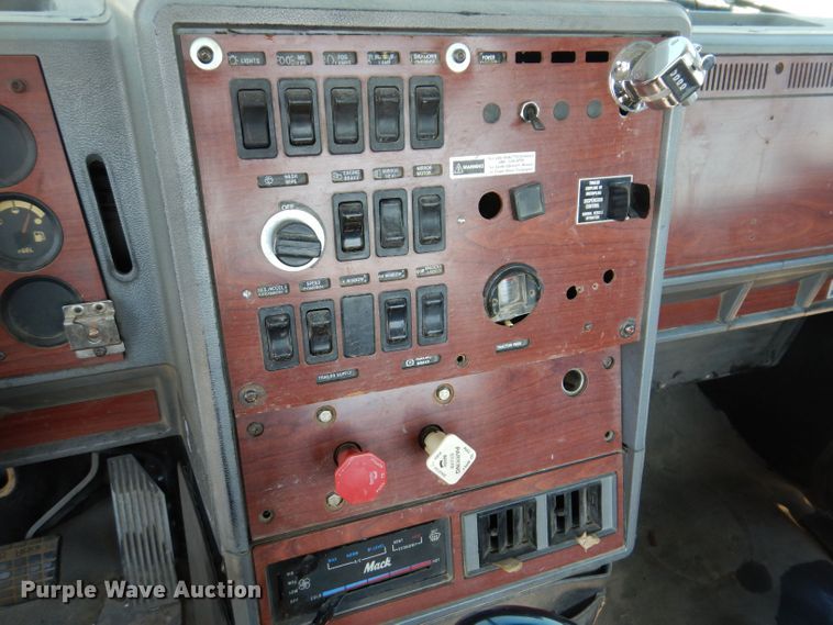 image for item KP9296 1998 Mack CH613  semi truck