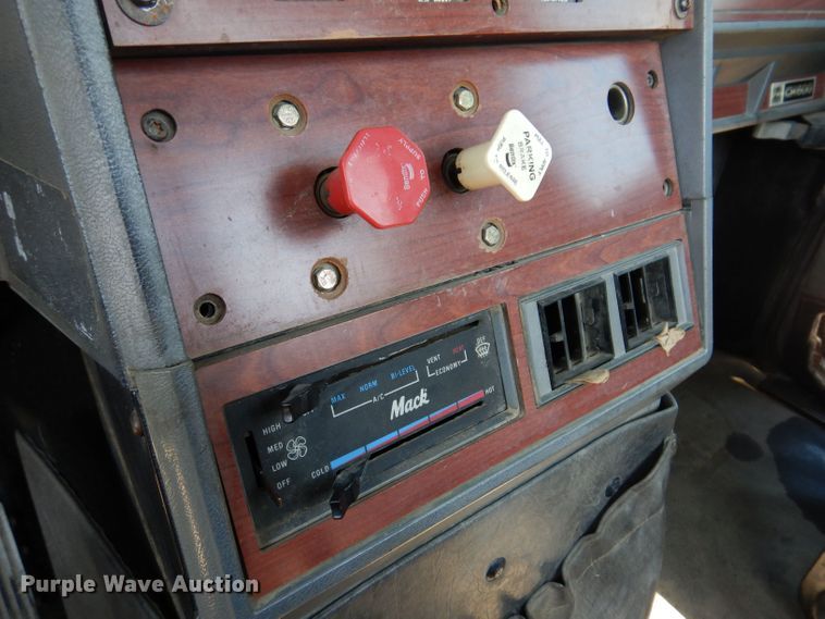 image for item KP9296 1998 Mack CH613  semi truck