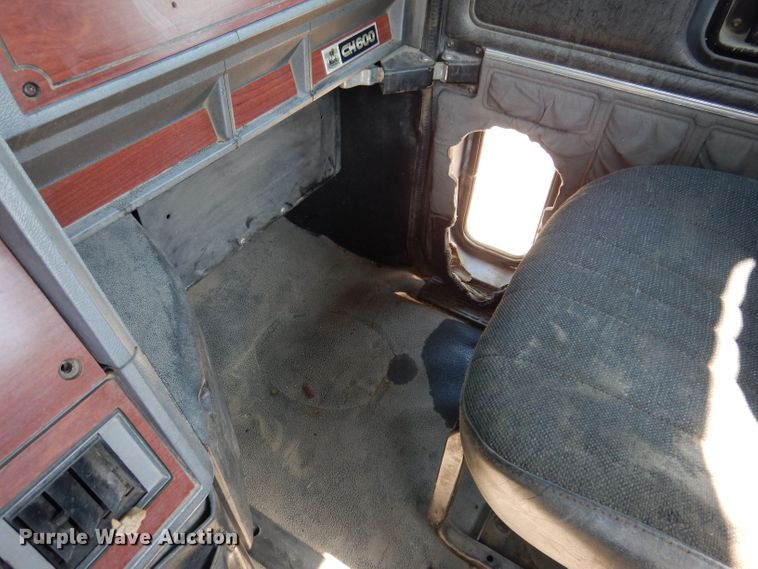 image for item KP9296 1998 Mack CH613  semi truck