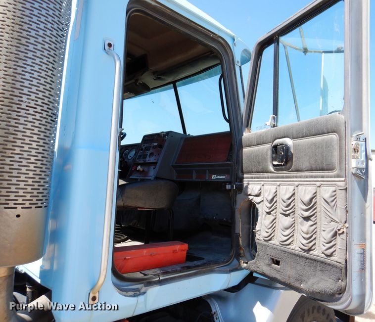 image for item KP9296 1998 Mack CH613  semi truck