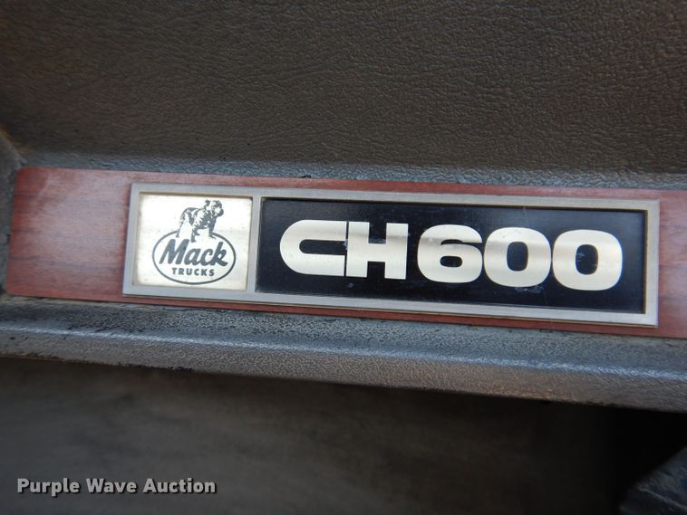 image for item KP9296 1998 Mack CH613  semi truck