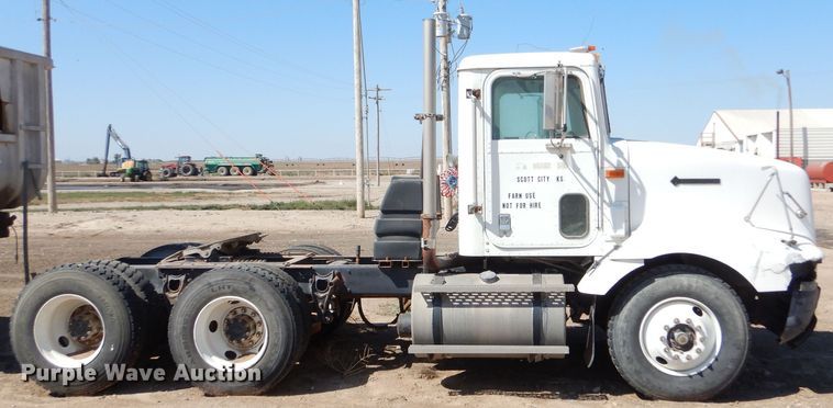 image for item LB9906 1993 International 9200  semi truck