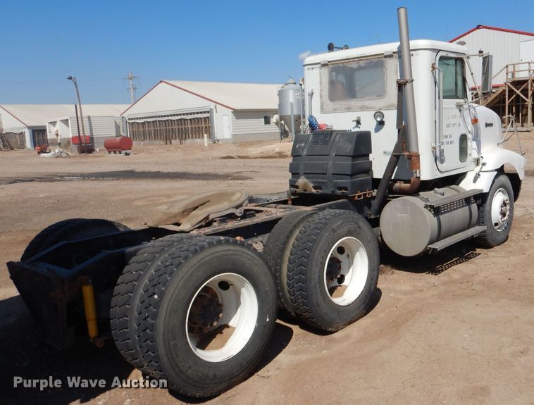 image for item LB9906 1993 International 9200  semi truck