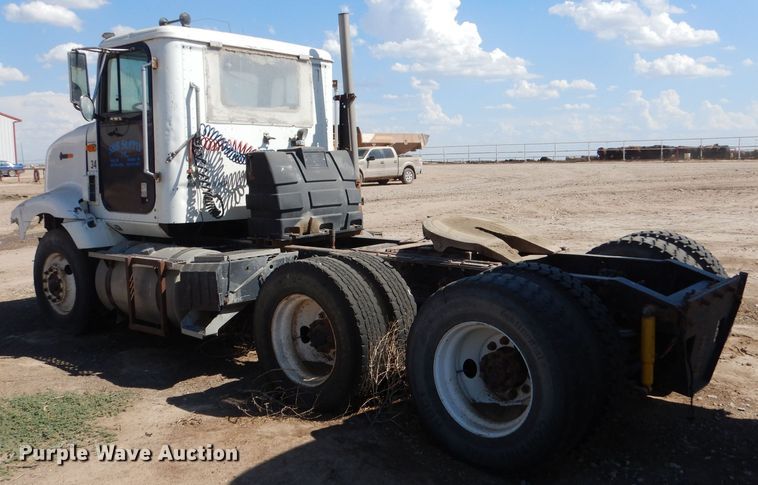 image for item LB9906 1993 International 9200  semi truck