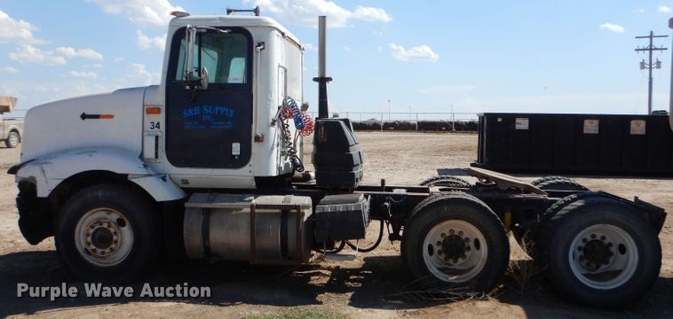 image for item LB9906 1993 International 9200  semi truck