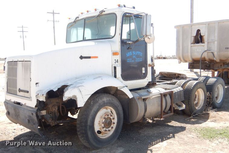 image for item LB9906 1993 International 9200  semi truck