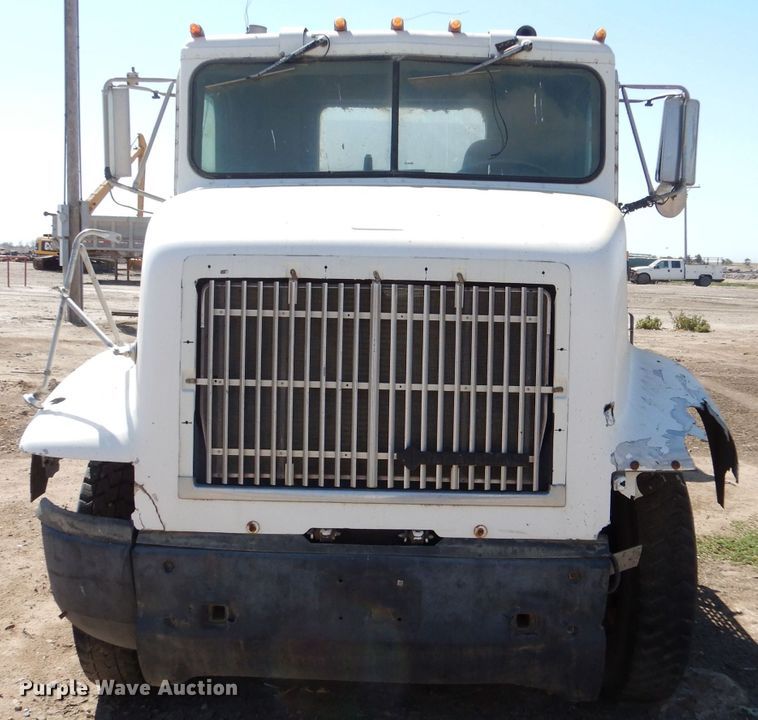 image for item LB9906 1993 International 9200  semi truck