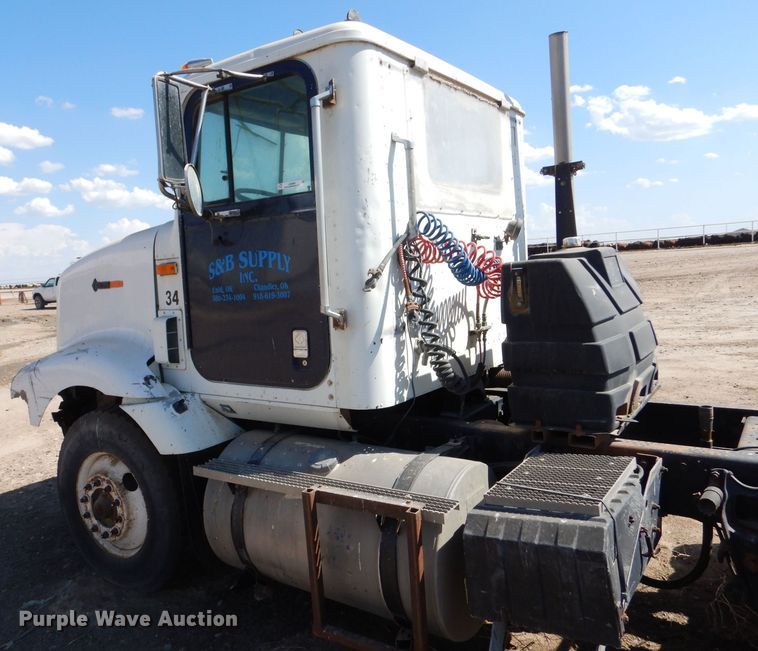 image for item LB9906 1993 International 9200  semi truck